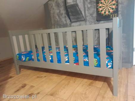 Drewniane łóżko 180 z materacem i wysoką barierką