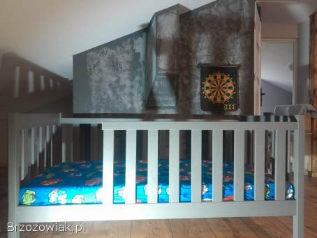 Drewniane łóżko 180 z materacem i wysoką barierką