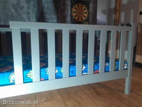 Drewniane łóżko 180 z materacem i wysoką barierką