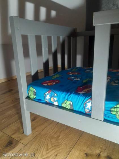 Drewniane łóżko 180 z materacem i wysoką barierką