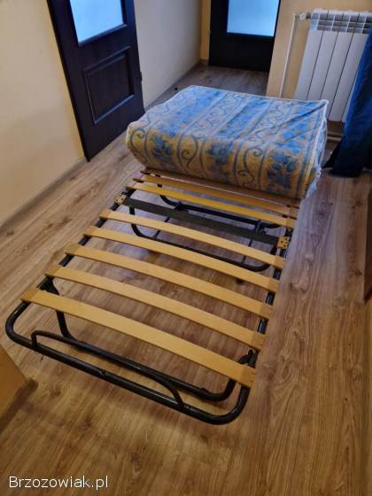 Łóżko turystyczne na kółkach