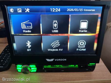 Radio samochodowe z wysuwanym panelem dotykowym