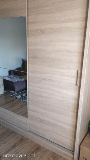 Szafa trzydrzwiowa z lustrem