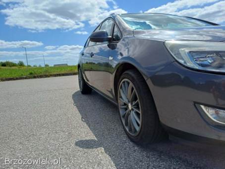 Opel Astra J Sports Tourer  2011