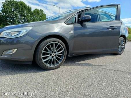 Opel Astra J Sports Tourer  2011