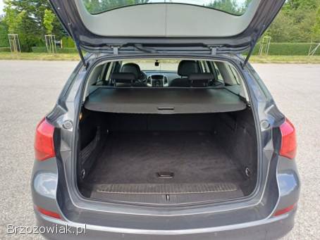 Opel Astra J Sports Tourer  2011