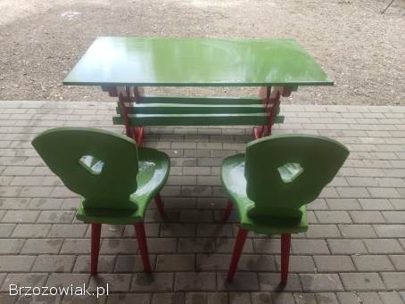 Stół drewniany z ławką oraz dwoma krzesłami