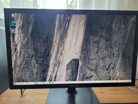 Zestaw Komputerowy z peryferiami (Monitor,  klawiatura,  myszka)