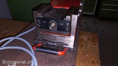 JUNG – Uchwyt magnetyczny do szlifierki do płaszczyzn z jednostką sterującą
