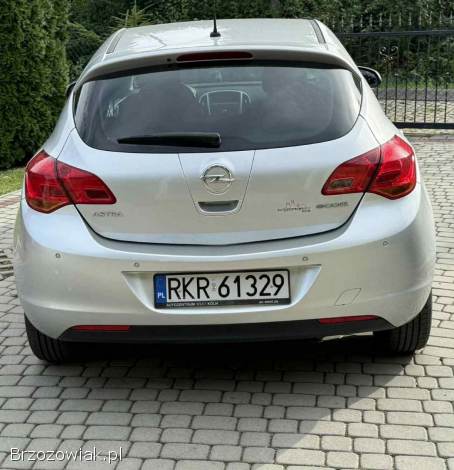 Opel Astra J 2011