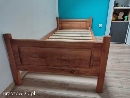 Łóżko drewniane z materacem