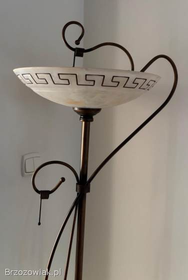 Stojąca lampa podłogowa.