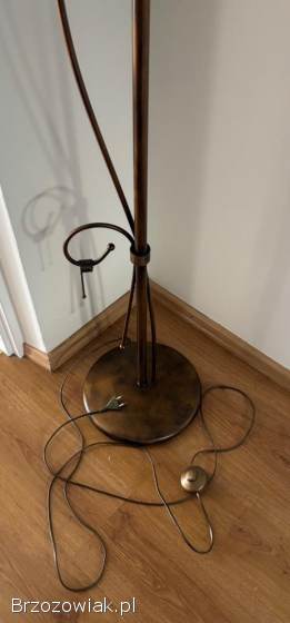 Stojąca lampa podłogowa.