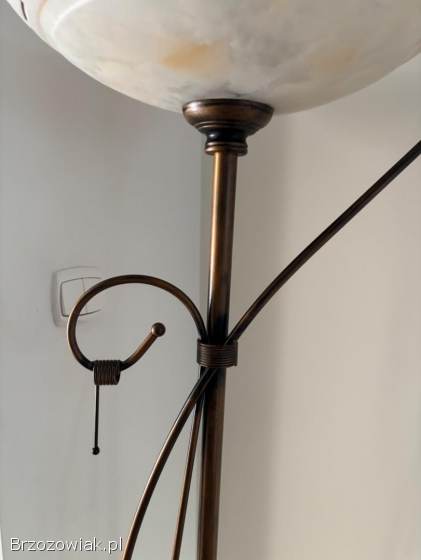 Stojąca lampa podłogowa.
