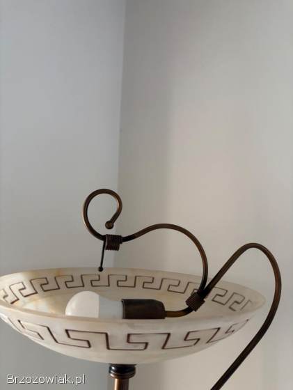 Stojąca lampa podłogowa.