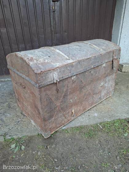 Zabytkowy kufer stara skrzynia antyk retro vintage metalowo -  drewniany podróżny